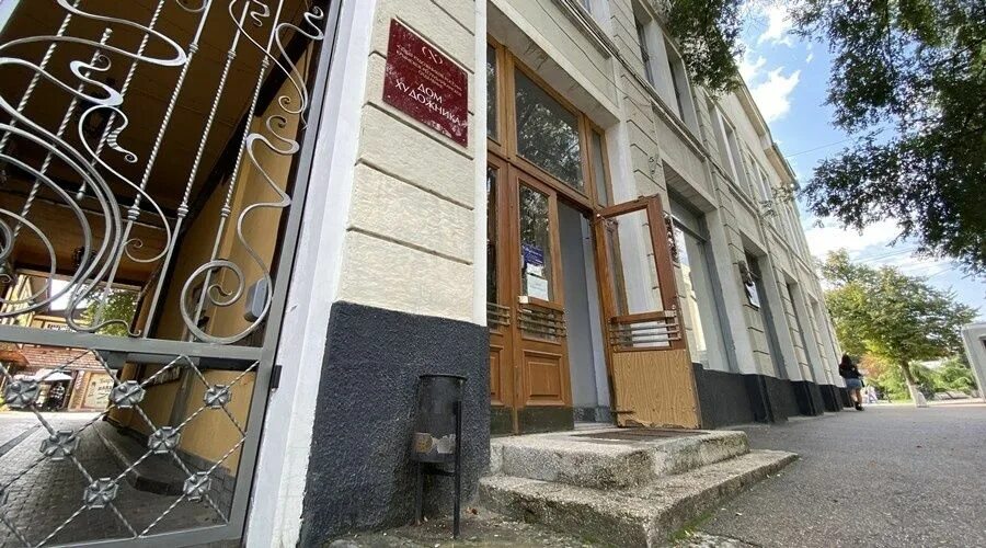 Симферополь центр творчества. Дом художника симферополь. крымский дом художника в симферополе. дом художника симферополь галерея. дом художника симферополь фото.