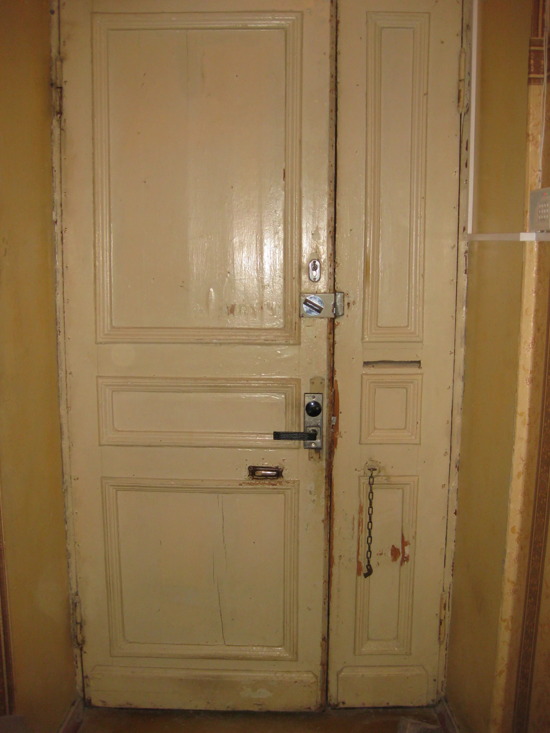 Старые советские двери межкомнатные. Старая дверь в квартиру. Советская входная дверь в квартиру. Советские деревянные двери.
