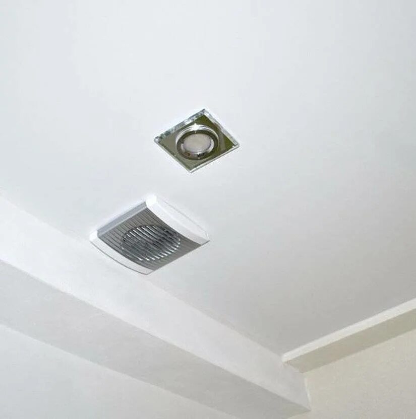 Отделка вентиляционного. Веет канал для вытяжки в натяжной потолок. Вентиляционная решетка для натяжного потолка 80 мм. Вентиляция для натяжного потолка д90. Вытяжной вентилятор 80мм для ванной комнаты под натяжной потолок.