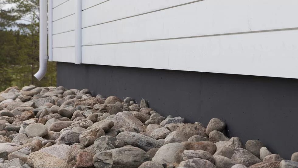 Камешковая штукатурка для цоколя. Чем покрасить цоколь. Чем покрасить цоколь. Облицовка цоколя искусственным камнем. Отделка цоколя под камень.