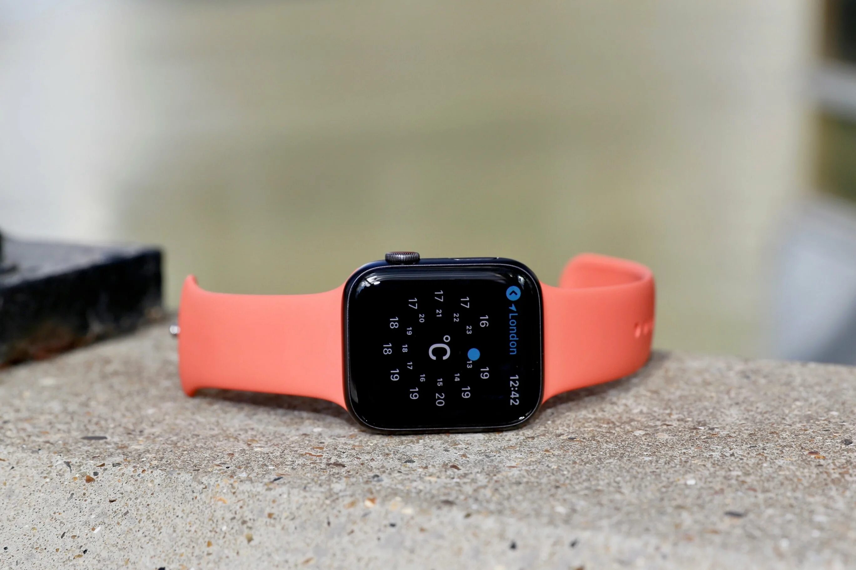 Умные часы на батарейке водонепроницаемые. Батарейка для Apple watch. Apple watch Low Battery.