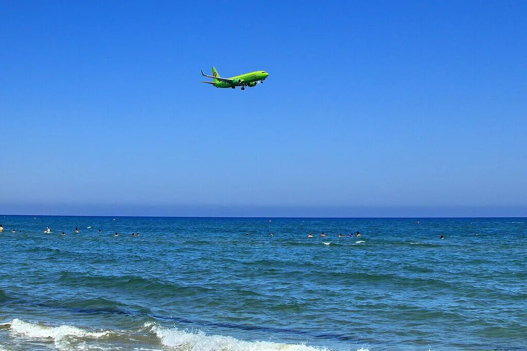Самолет бич. Пляж Маккензи Ларнака. Пляж Маккензи Ларнака самолеты. Самолет над пляжем Маккензи. Ларнака с самолетом.