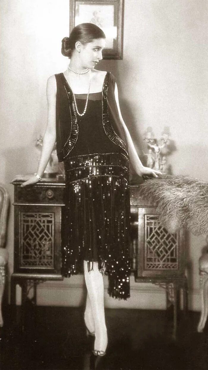 В 20 годы был стиль. Коко Шанель мода 1920. 20е годы 20 века мода. Coco Chanel 1920s Flapper. Коко Шанель 20-е годы.