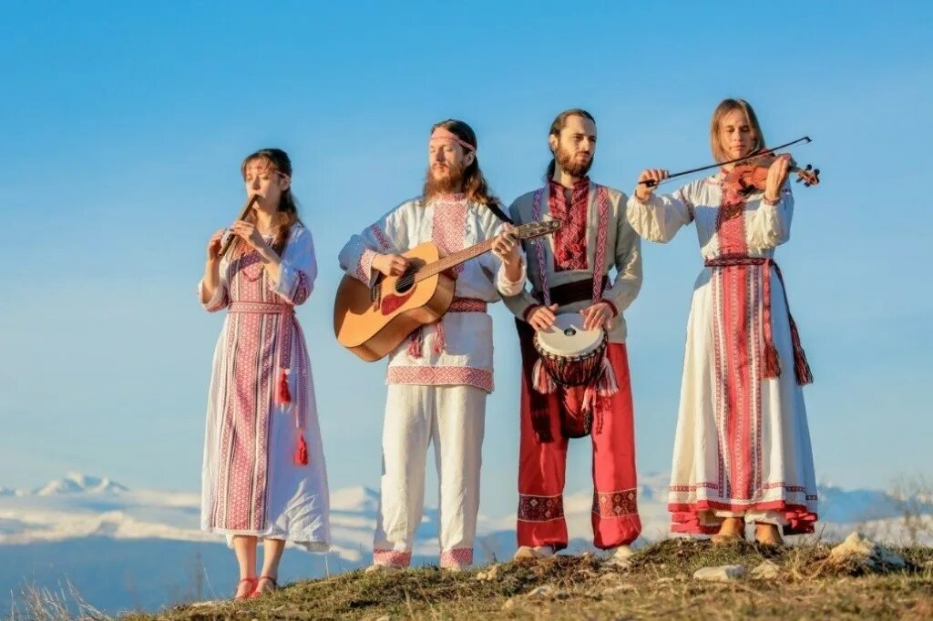 девушка в русском народном костюме. девушка в народном сарафане. старославянские песни современные. поднимайтесь с колен люди русские. что такое этнические славянские.