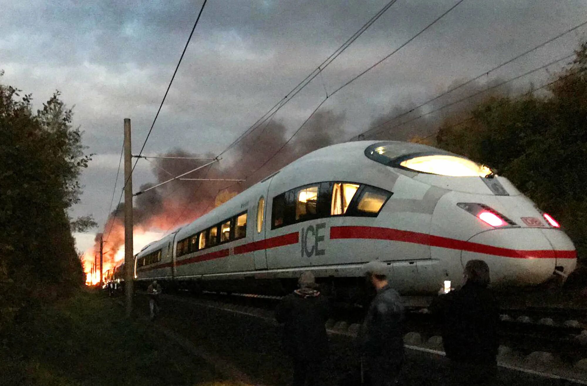 Горящий поезд. Поезда Германии. Вагон скоростного поезда