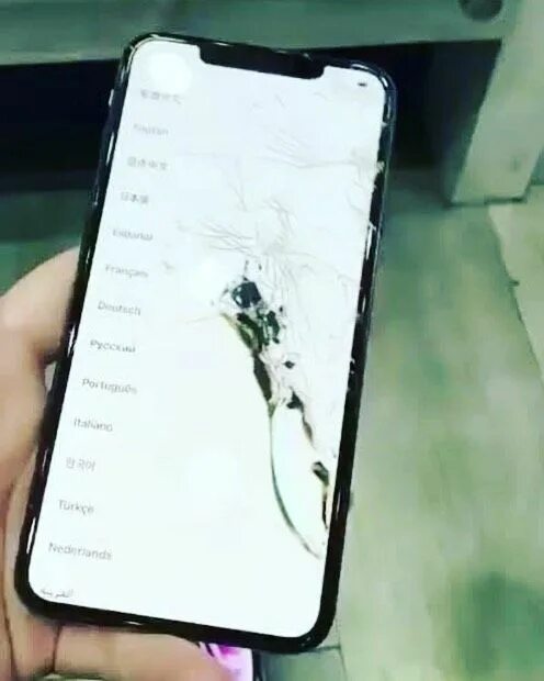 Она разбила телефон. Айфон XS Max разбит экран. Разбитый iphone 10 XS Max экран. Screen 11pro iphone XS. Разбитый iphone XS Max.