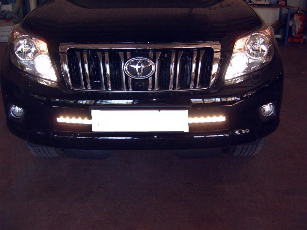 дхо на прадо 150 2009-2013. штатные ходовые огни прадо 150. ходовые огни на прадо 150. дхо прадо 150. прадо 150 ходовые огни в обвесе.