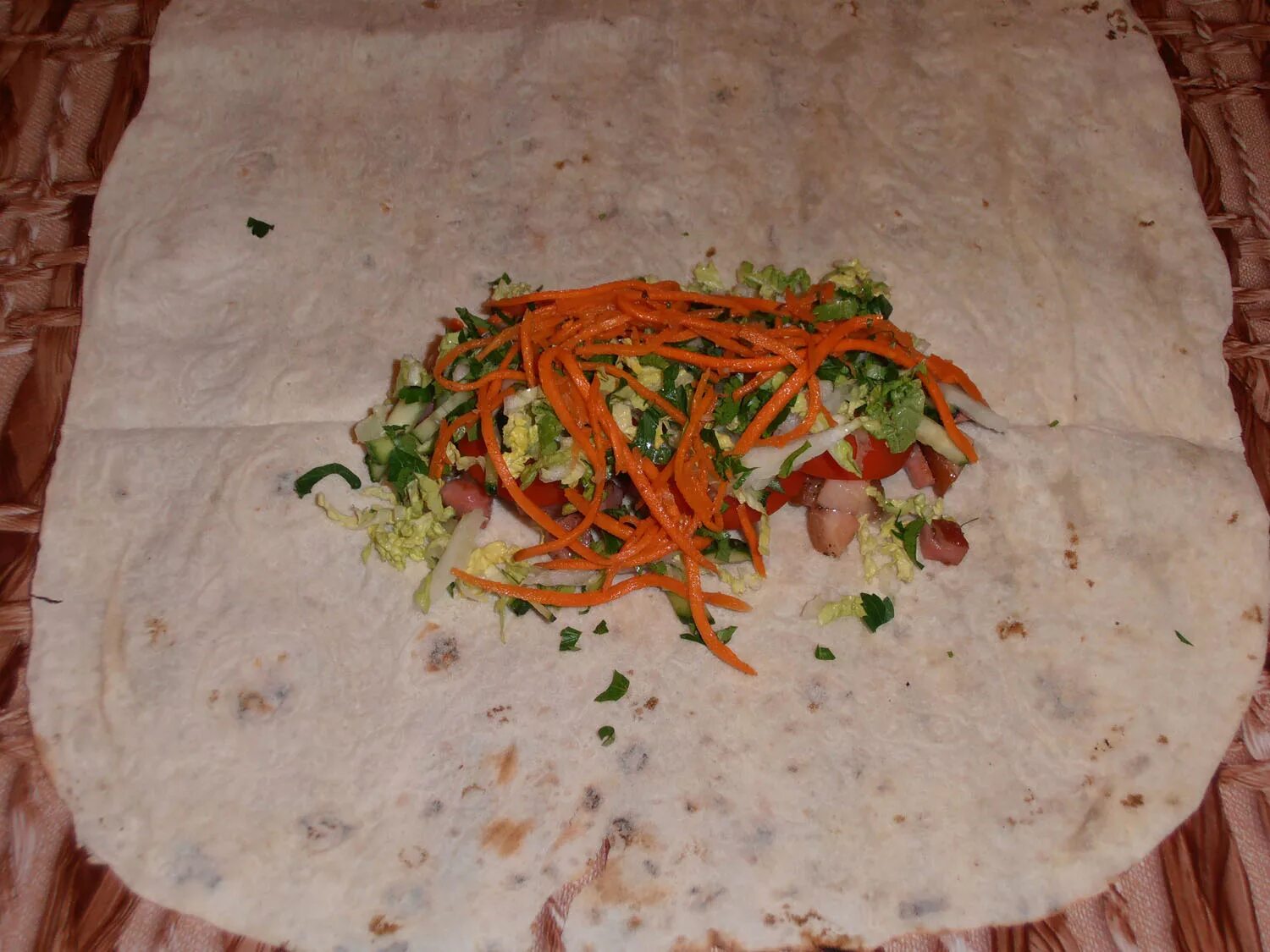 шаурма в лаваше с корейской морковкой. рецепт шаурмы с морковкой. шаурма с курицей корейской морковью. шаурма с корейской морковкой. шаверма с корейской морковкой.