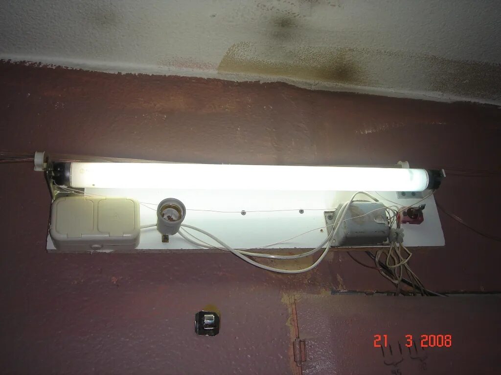 Fluorescent light old. сгоревшие люминесцентные лампы. люминесцентная лампа сгоревшая. люминесцентная лампа мигает. перегоревшая люминесцентная лампа.