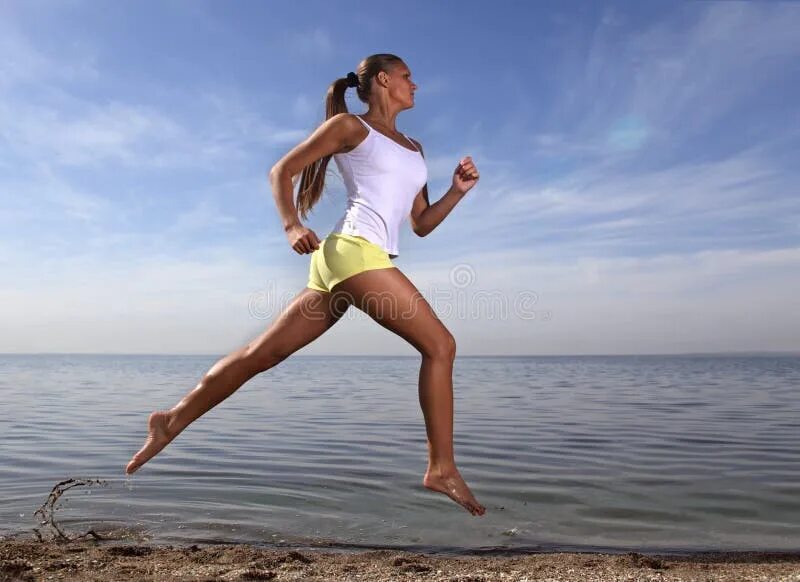 Do good and run. Красивая девушка на пляже занимается йогой. run beach run. girl running barefoot. girl beach running.