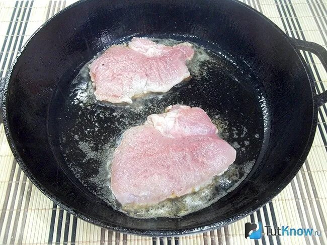 Почему мясо пенится. Лангет в сковородке. Свинина при жарке. При жарке мяса выделяется. Лангет из свинины на сковороде.