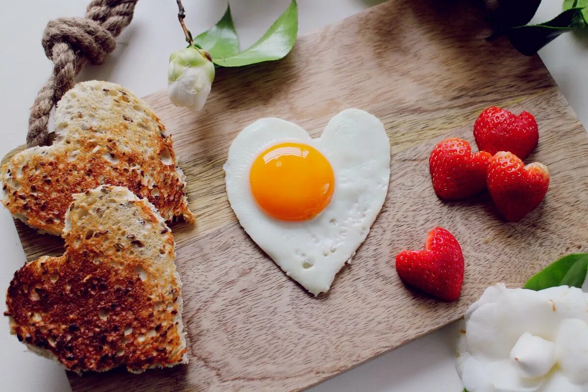 Романтический завтрак. Красивый завтрак. Вкусный романтический завтрак. Красивый романтический завтрак.