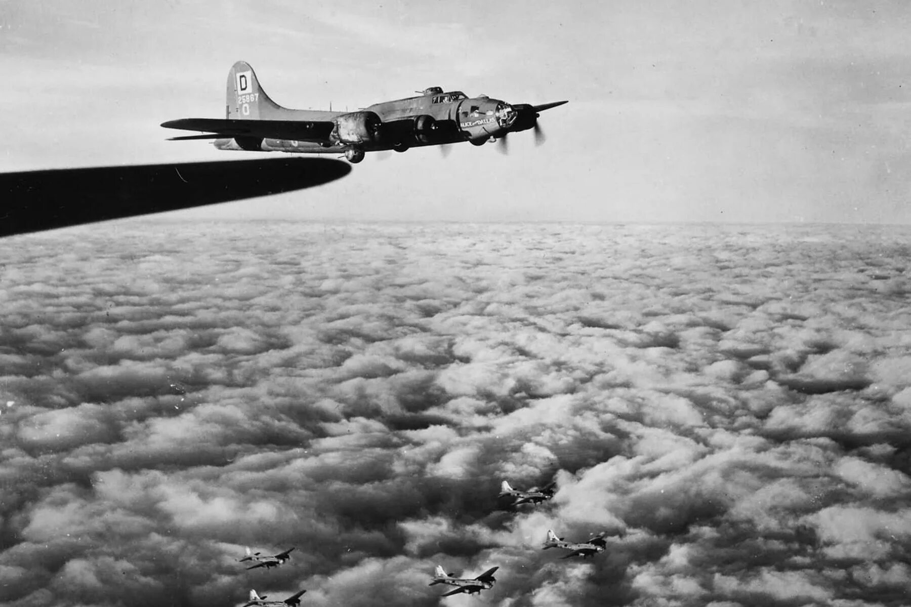 самолеты бомбардировщики второй мировой войны. сталинградская битва самолеты. самолеты над сталинградом. подбитый советский самолет вов. B-17 над германией.