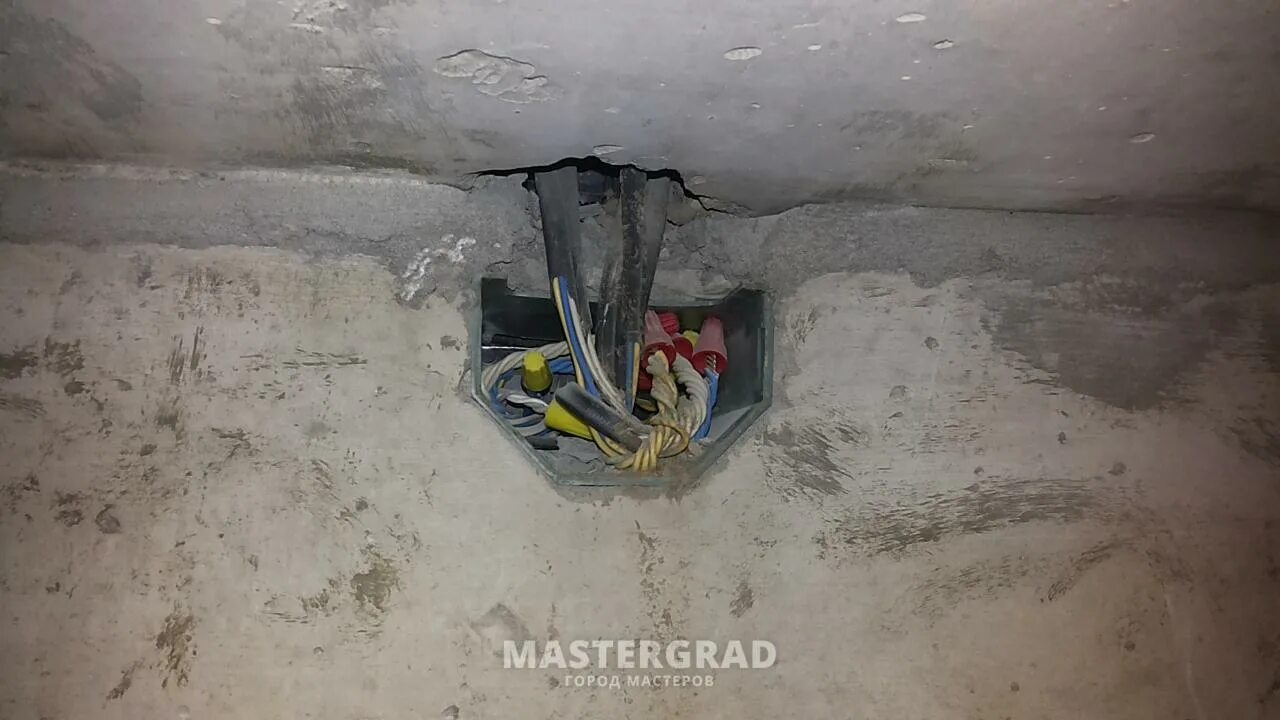 Распределительные коробки в панельных домах. Распаячная коробка в панельном доме п44. Дверной проем в хрущевке на кухне. Коробка в хрущевке. Распределительные коробки в хрущевке.