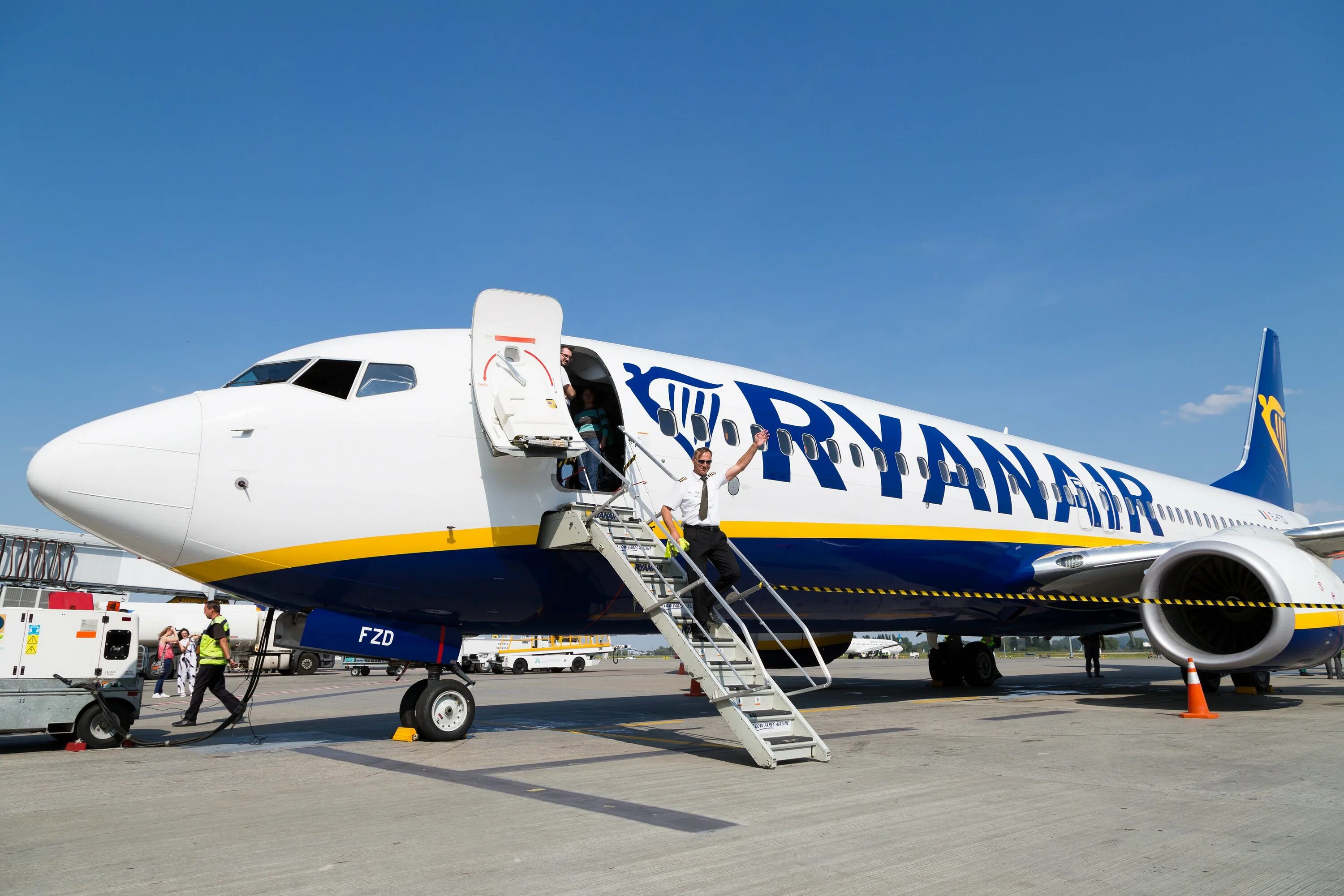 Купить авиабилеты ryanair. Самолеты авиакомпании Ryanair. Самолеты ринэйр. Ryanair трап. Лоукостер Райнэйр.