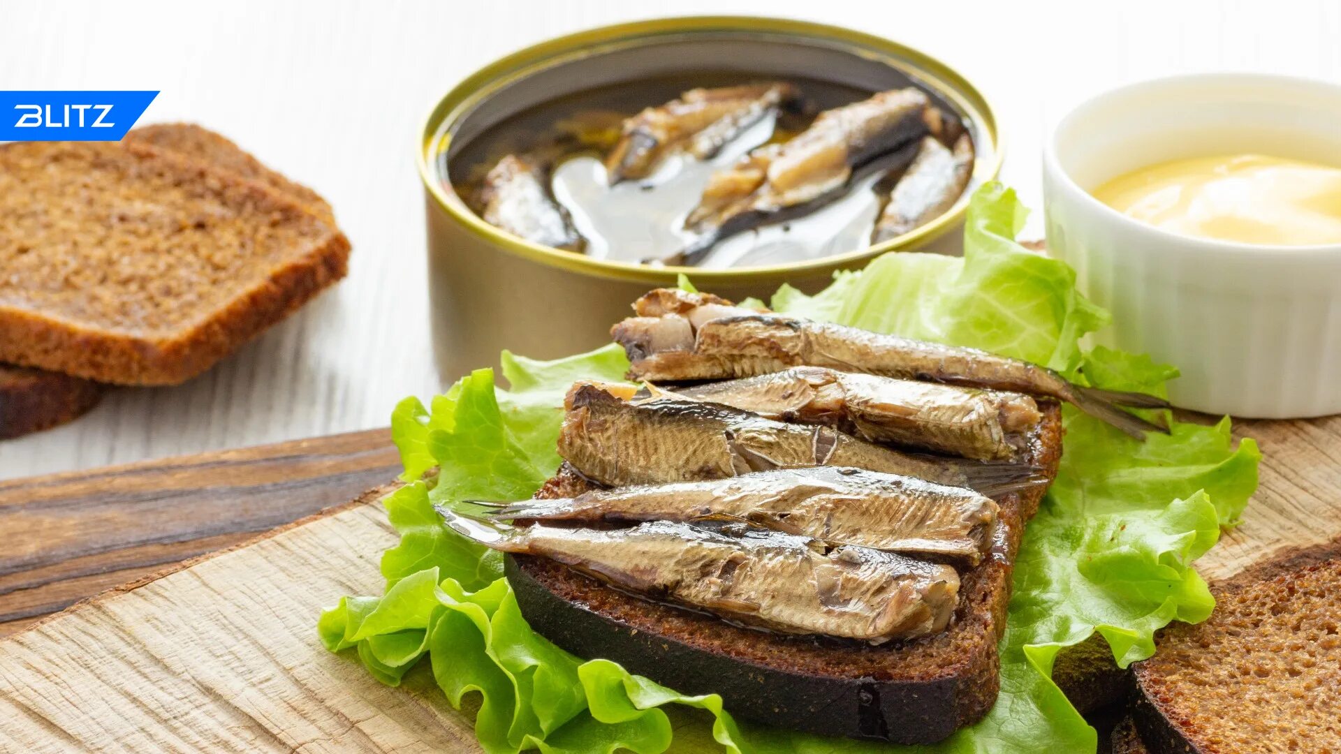 Бутерброды со шпротами красивая подача. Бутерброды с сельдью. Бутер шпроты с огурцом. Бутерброд со смальцем. В холодильнике остался со шпротинкой бутерброд.