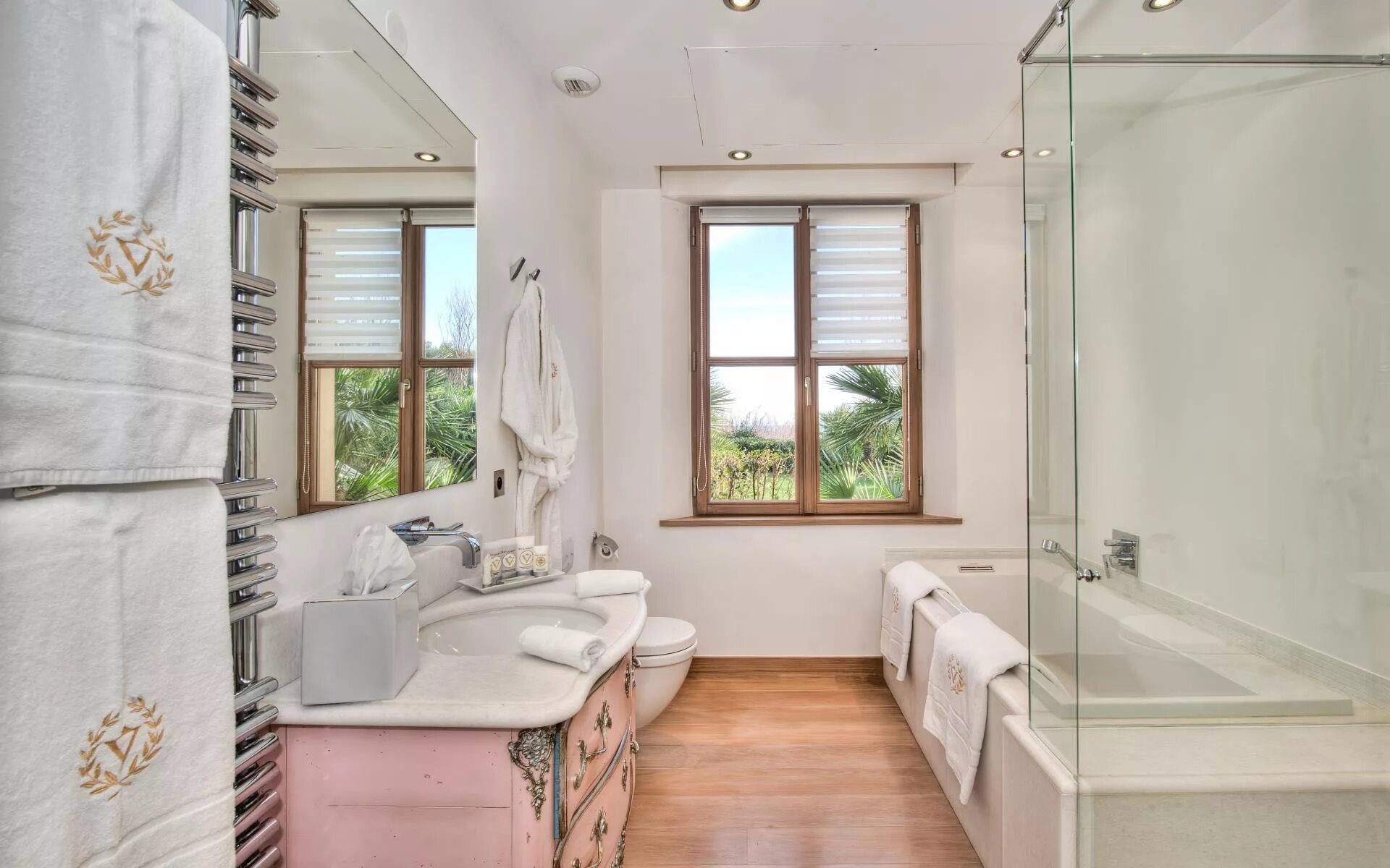 Небольшая ванная с окном. Проект ванной комнаты с окном. Ванная комната с окном в частном. Ванная комната с окном в частном доме.