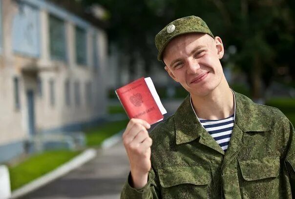 Военный улыбается. Солдат улыбается. Солдаты в армии. Военнослужащий. За солдатами ухаживают