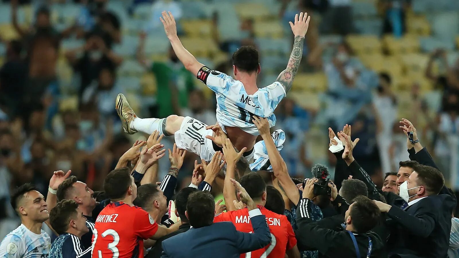 Футбол юса кубок рамфорда. Месси Аргентина 2021 Кубок. Месси выиграл Кубок Америки. Сборная Аргентины 2021.