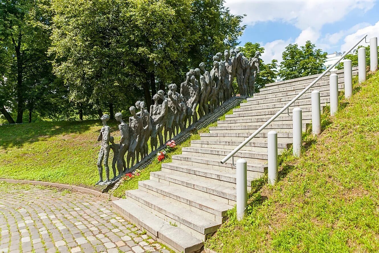 Жертвы холокоста в беларуси. Мемориальный комплекс яма в минске. минск мемориал яма комплекс. мемориал холокоста в минске. памятник холокосту в минске.