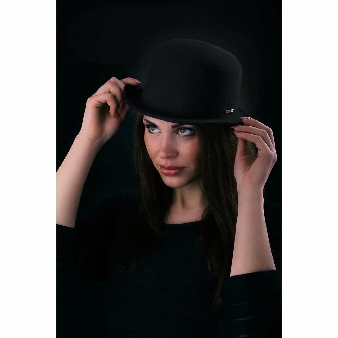 Женский котелок. Женский котелок. Женская шляпка котелок. Фетровая шляпа. Женская шляпка котелок.