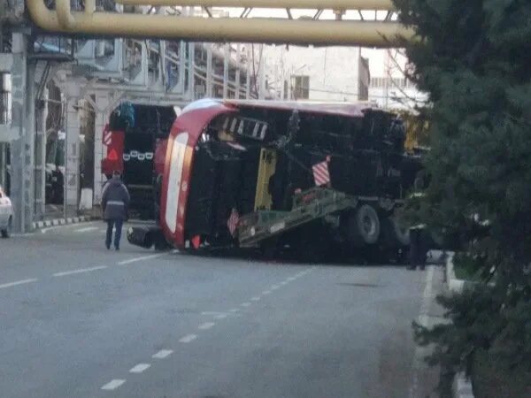 Авария автобуса москва донецк. Авария на федеральной трассе. Шкода. Цементовоз перевернулся. Перевернулся в ростове.