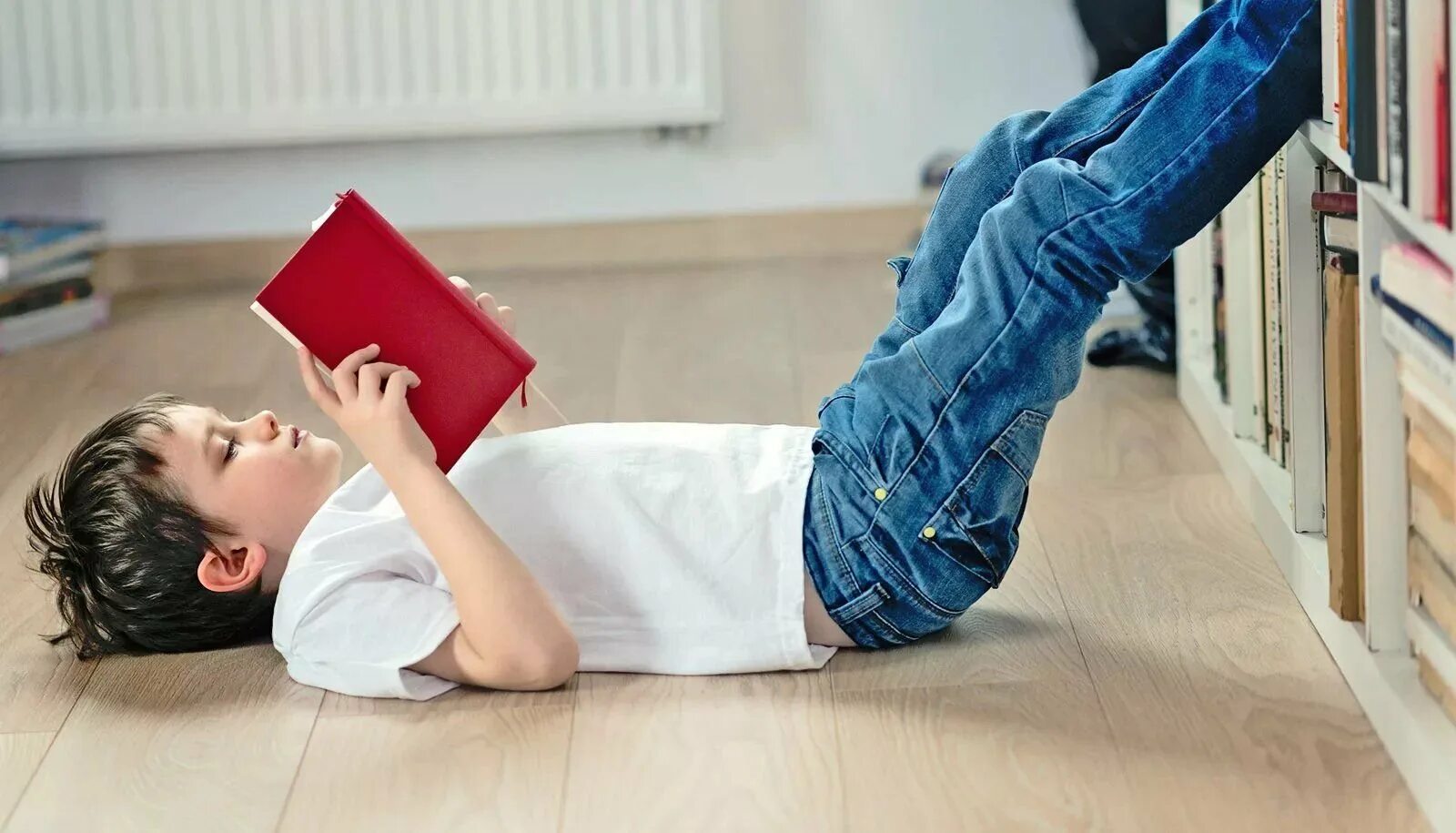 Чтение на лето. Читать лежа книги. Девочка лежит с книгой. Удовольствие от чтения книги. Чтение лежа.