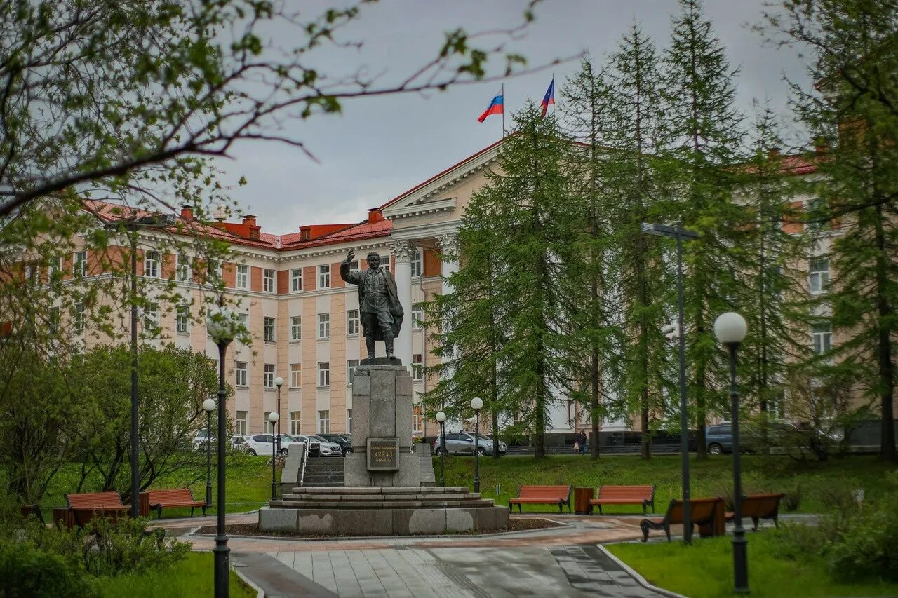 Мурманское региональное. Памятник Кирову (Мурманск). Памятник Кирову Хабаровск. Сквер имени Кирова. Киров памятник Кирову.