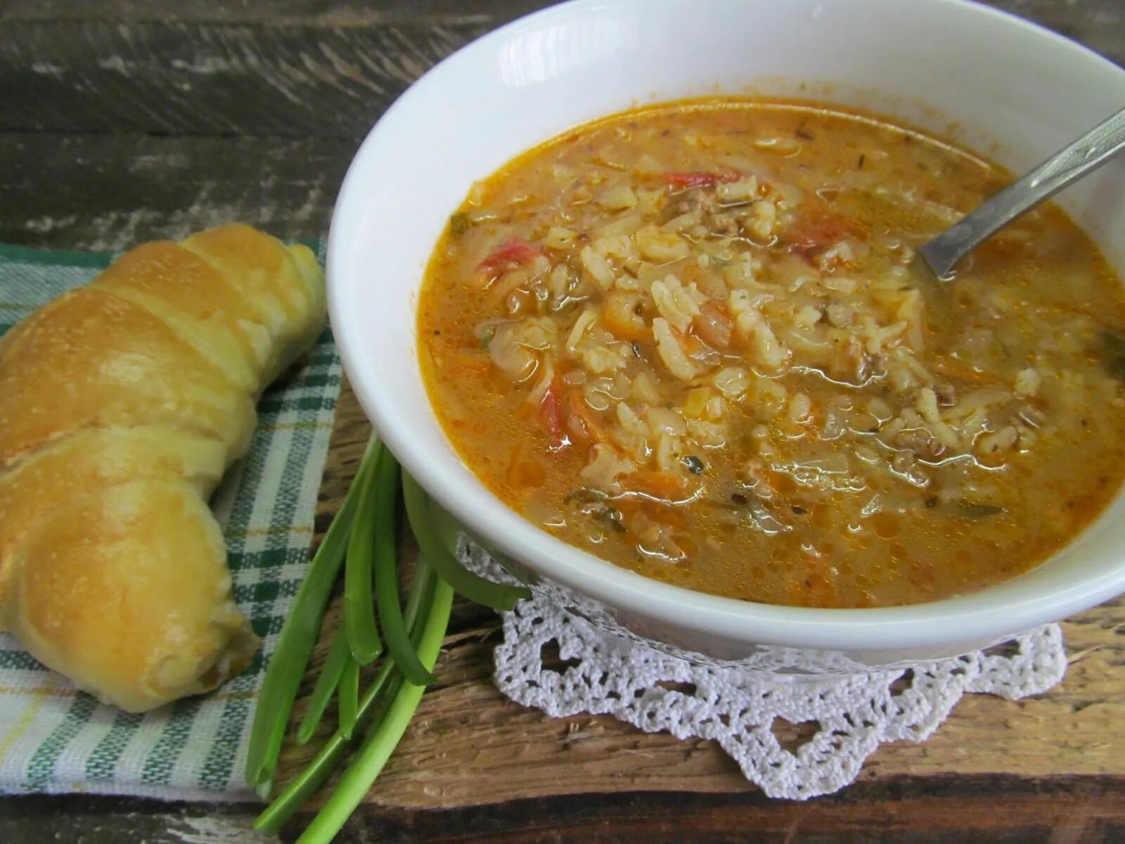 Суп из домашнего фарша. Суп с фаршем. Супы с фаршем мясным. Суп с капустой и рисом. Рисовый суп с капустой и фаршем.