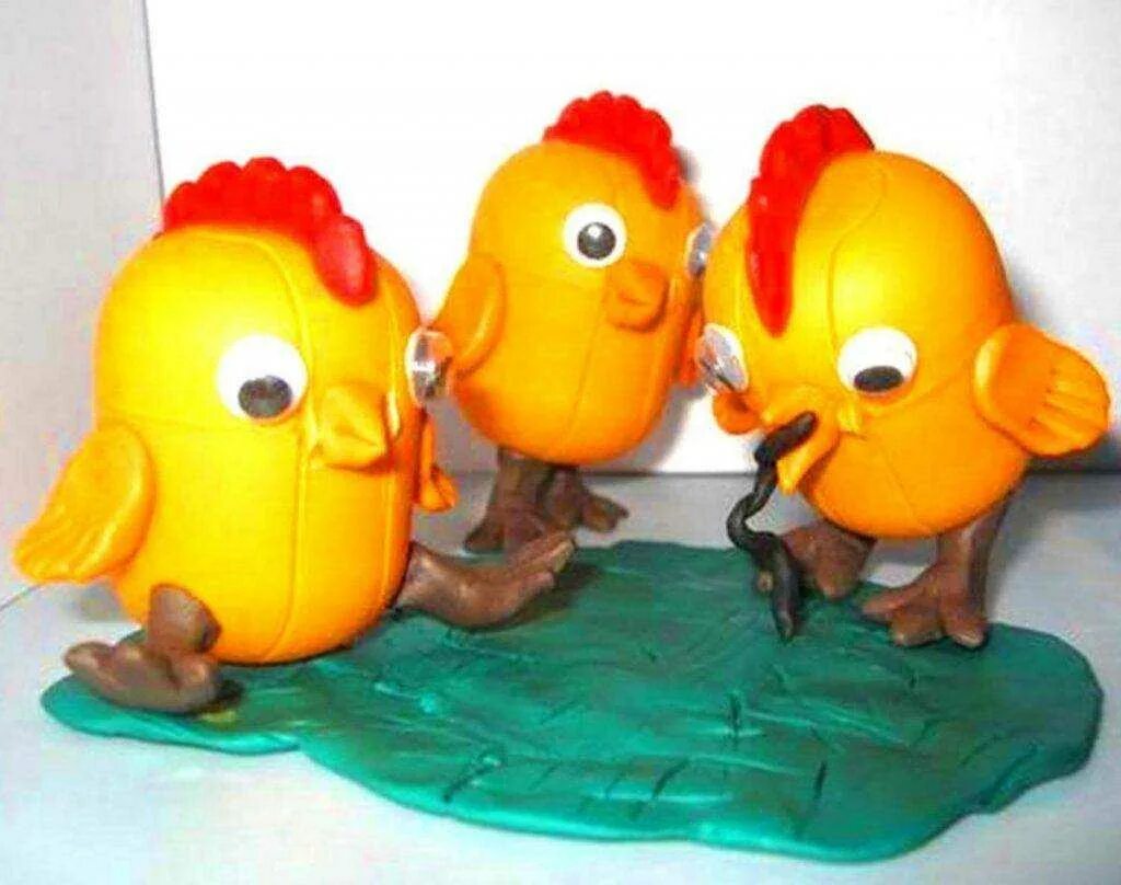 Пчелки из киндеров и улей. Поделки из киндера. Поделки из киндер сюрприза. Поделка из киндера яйца. Поделки ребенку из киндера.