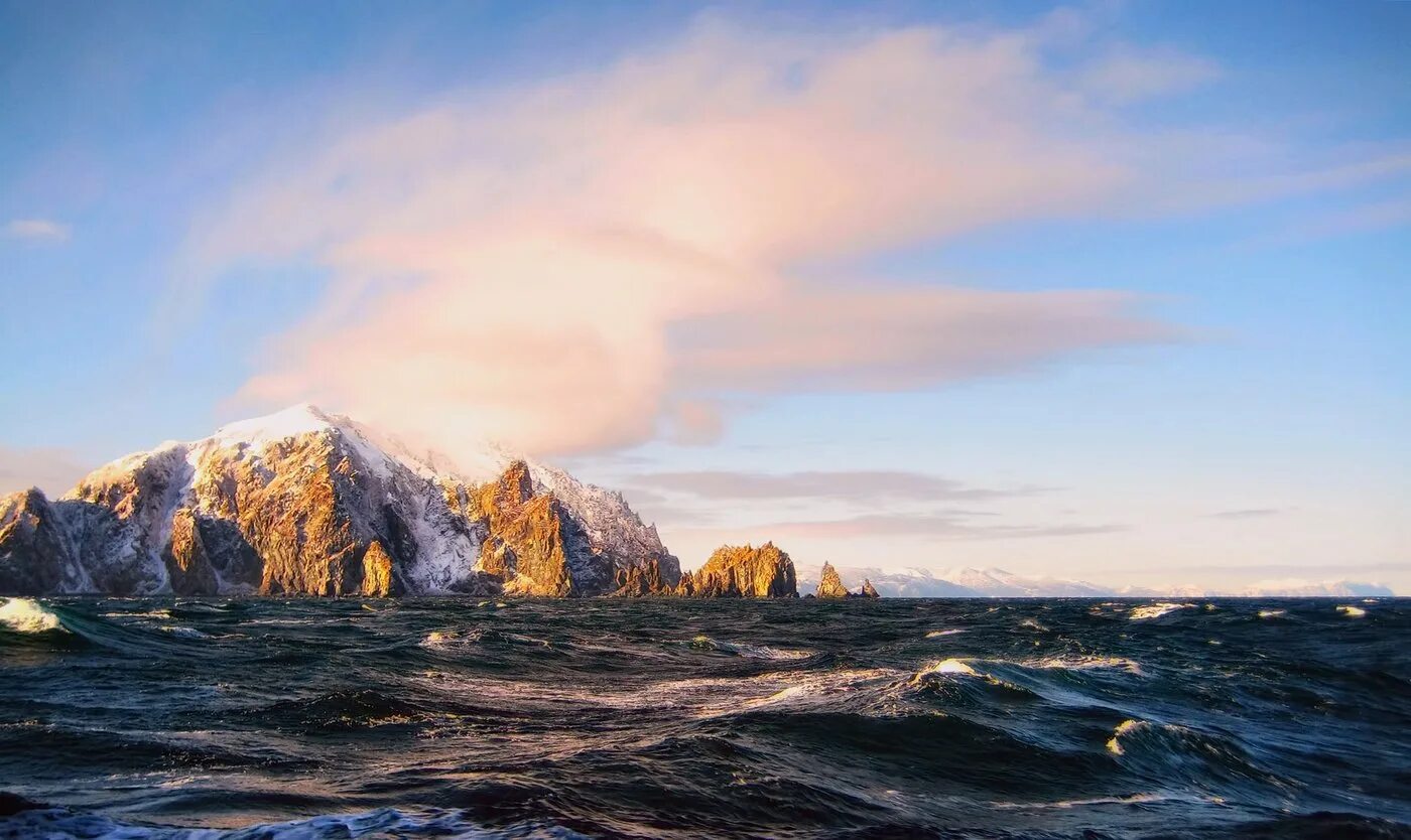 Дальний берег давно. Берег Охотского моря. Охотское море скалы. Охотское море Сахалин. Скалистые берега Камчатки.