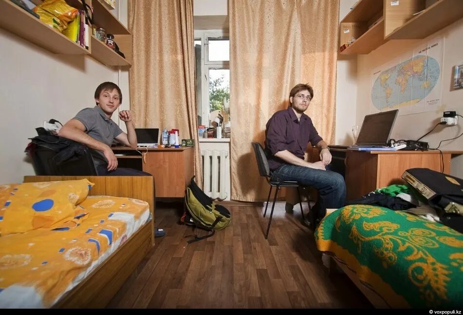 Студенческое общежитие. Университет брандон канада общежитие. Менеджер общаги. Менеджер общаги. Студенты в общежитии.