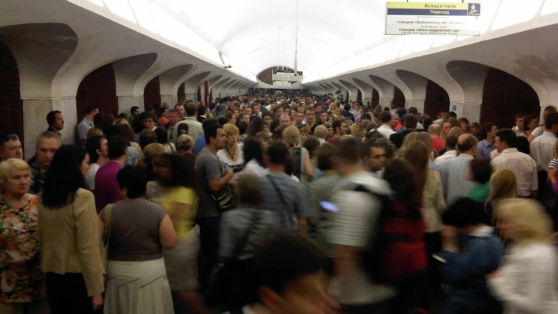 Забитое метро в Москве. Самые переполненные станции метро Москвы. Таганская фиолетовая ветка. Задымление в метро.