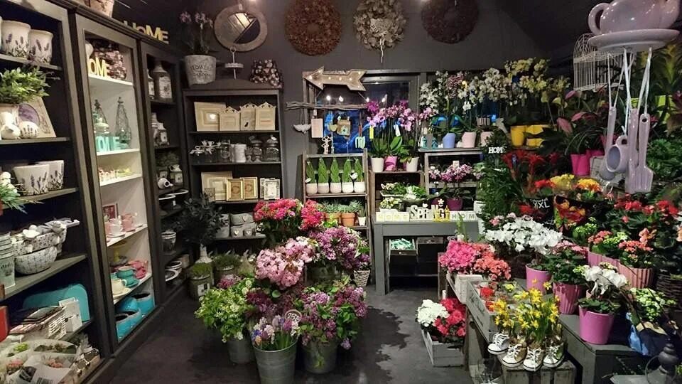 Цветочные магазины нея. Интерьер цветочного магазина. Декор цветочного магазина. Стиль цветочного магазина. Красивый цветочный магазин.