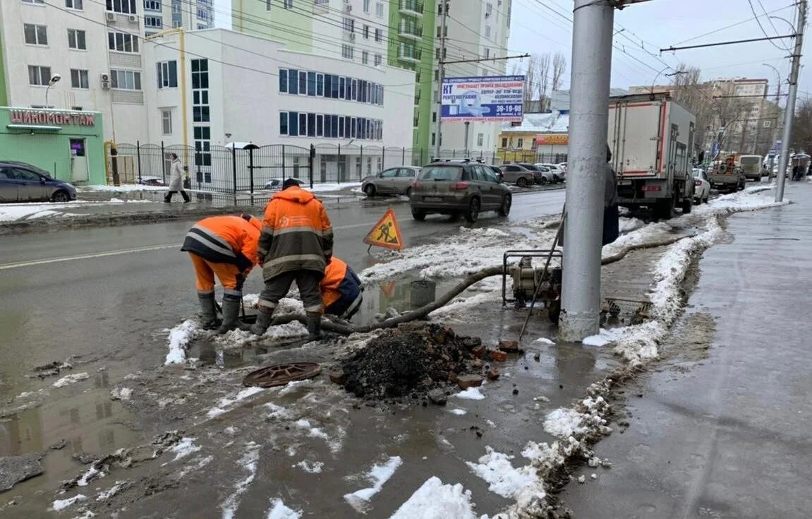 Прорыв трубы водоснабжения. Прорыв трубы на улице Комарова. В Саратове прорвало трубу. Коммунальная авария в Саратове сегодня. Саратов ньюс