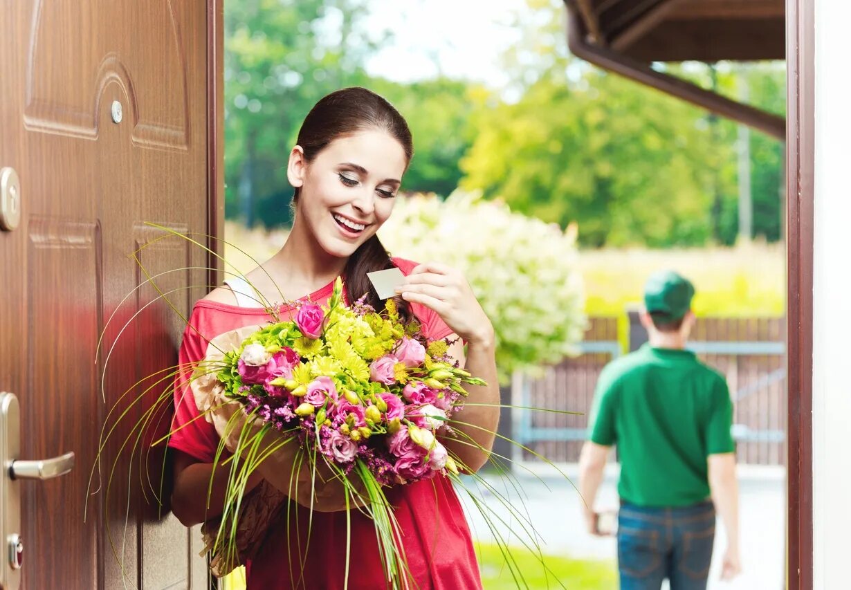 Доставка букета на дом санкт петербург. Курьер с букетом цветов. Фотосессия с букетом цветов. Счастливая девушка с букетом. Человек с букетом.