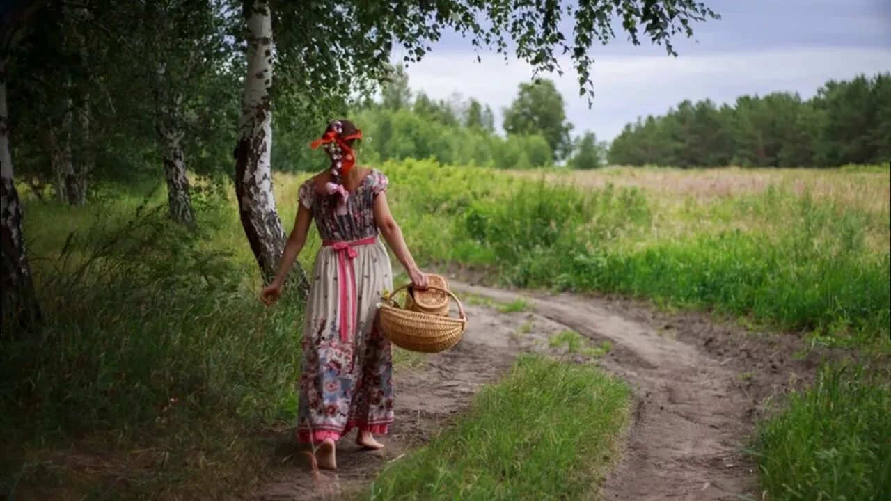 Сельские девушки. Красивые девушки из деревни. Лето в деревне в народном стиле. Босиком в деревне. Поставь по тропе