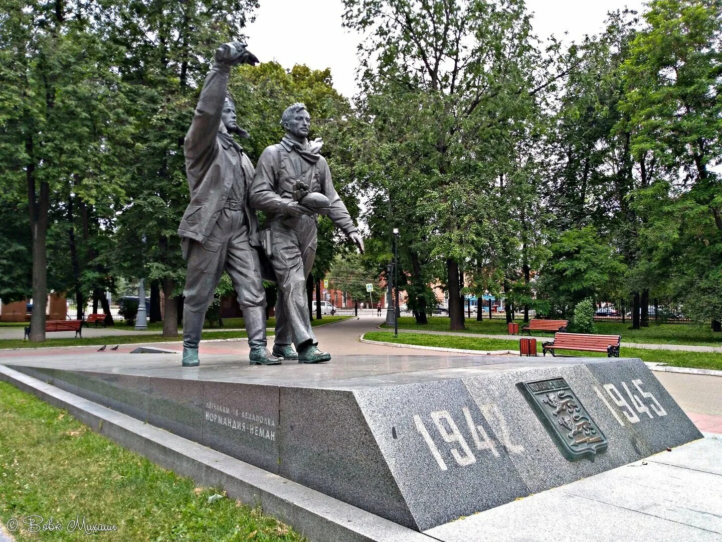 Полк нормандия неман. Памятник полку Нормандия-Неман в Иваново. Памятник Нормандия Неман в Калининграде. Авиаполк Нормандия Неман памятники. • Памятник лётчикам эскадрильи «Нормандия-Неман» Калиниград.