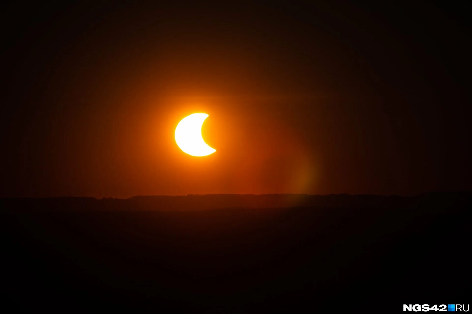 Солнечное затмение Бийск. Солнечное затмение 2022. Солнечное затмение на закате. Солнечное затмение 2022 в Москве.