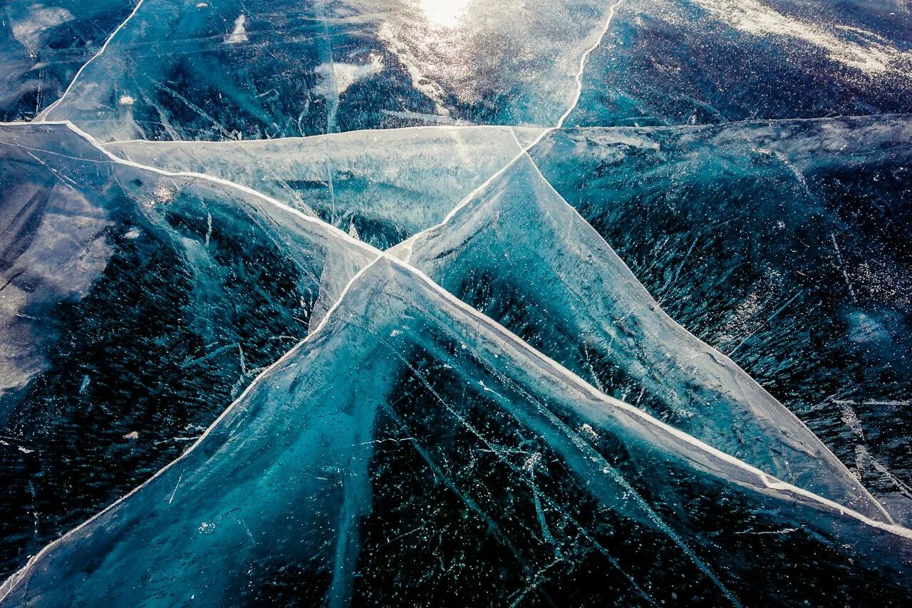 Трещины на льду. Лед Байкала. Озеро Байкал лед. Байкал зимой. Байкал зимой лед.