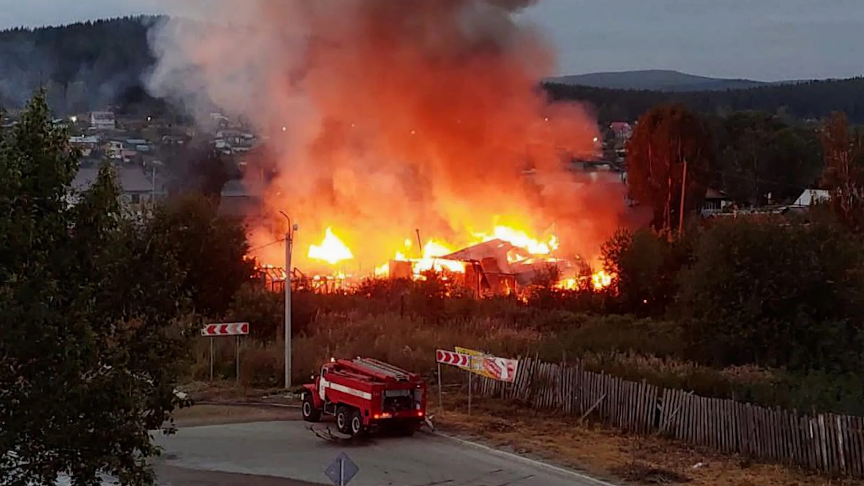 Дом горит. Пожар на Подгорной. Пожар в Ревде вчера. Пожар в Екатеринбурге. Горят три дома в москве