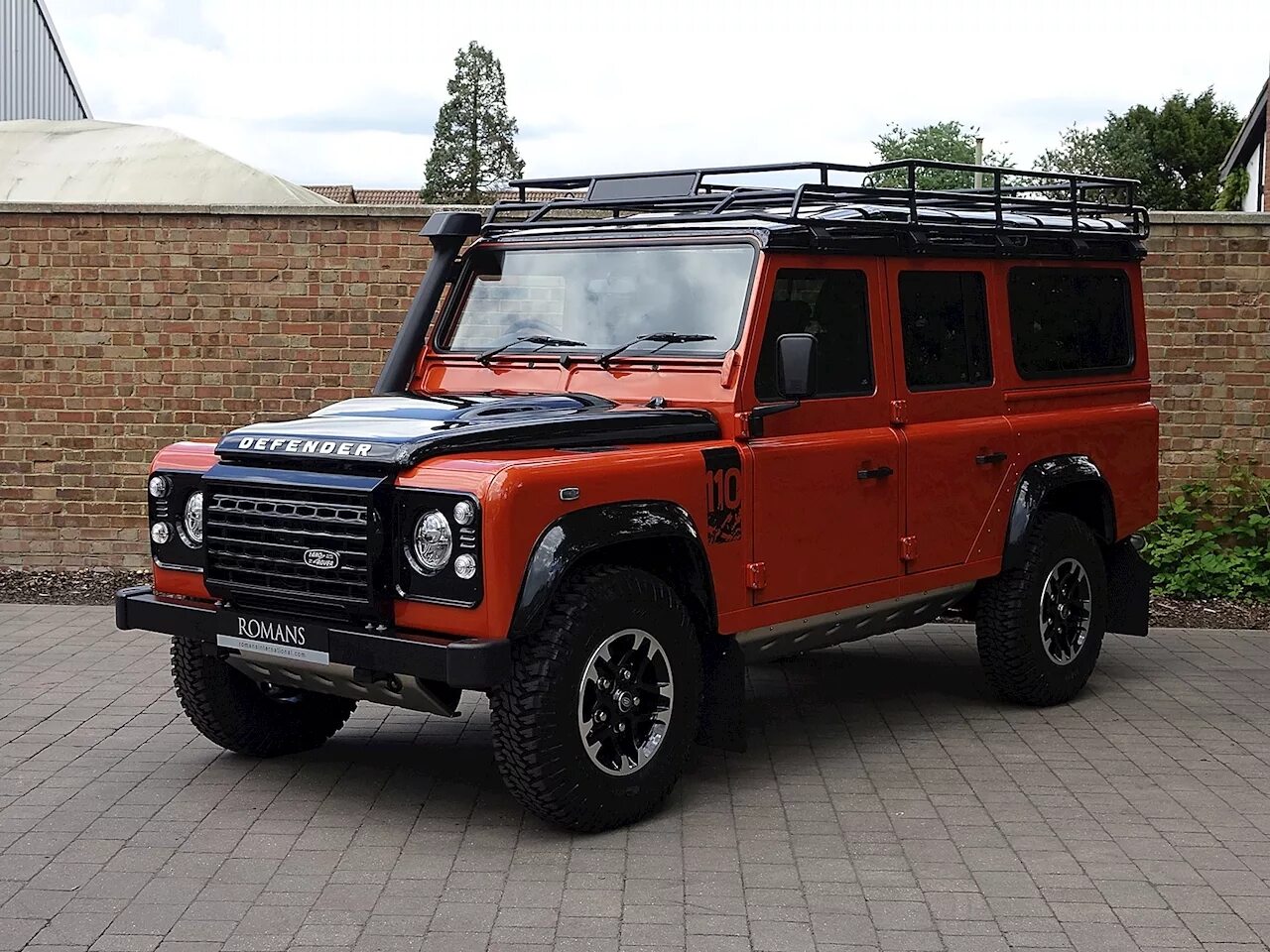 Авито дефендер. Ленд ровер дефендер 110. land rover defender 110 adventure. ленд ровер дефендер 110 оранжевый. дефендер 110 2016.