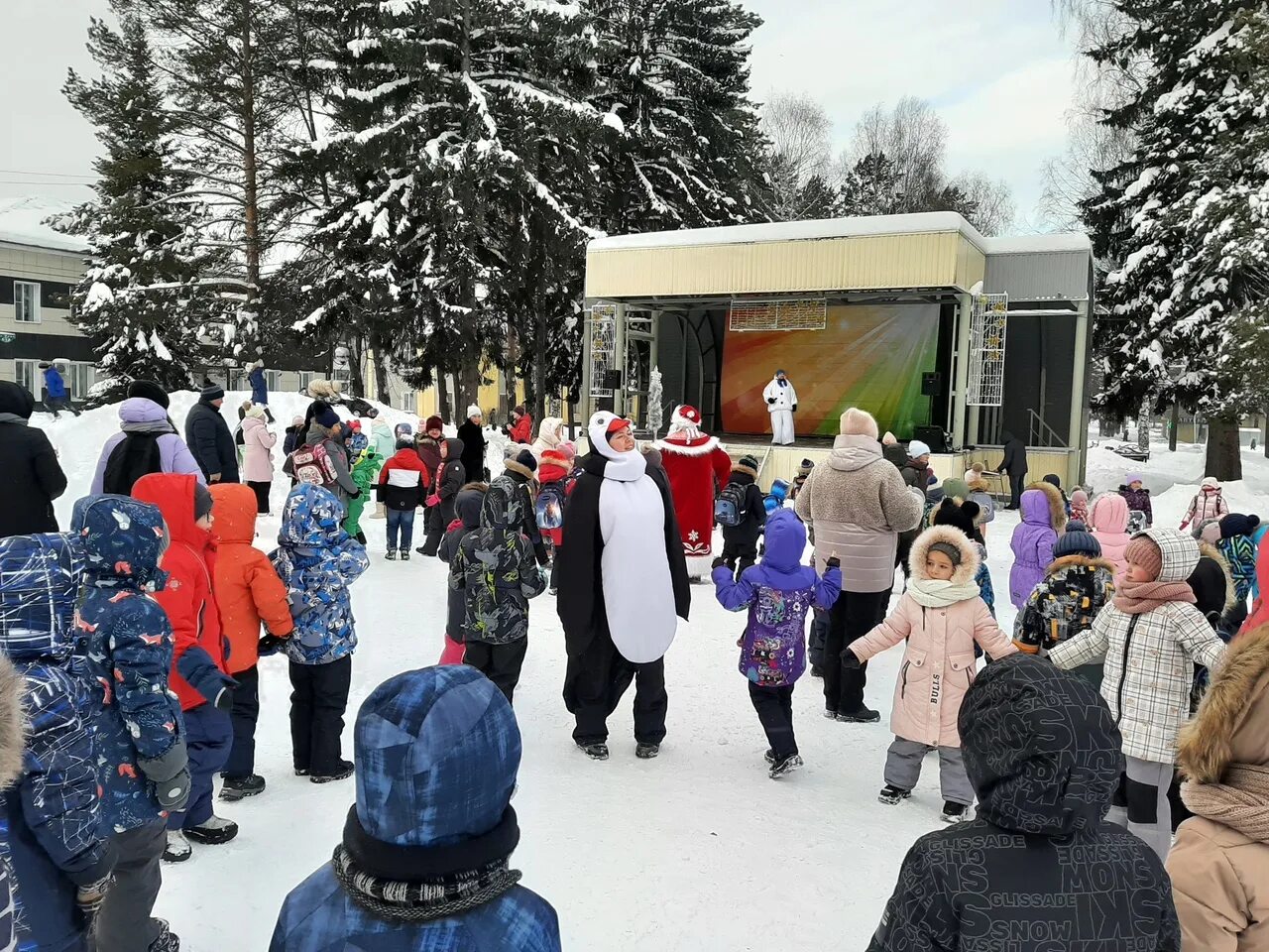 снежная буря в сша декабрь 2022. снежные забавы возле елки благовещенка алтайский край. снежное 2022. снежный переполох. снежное 2022.