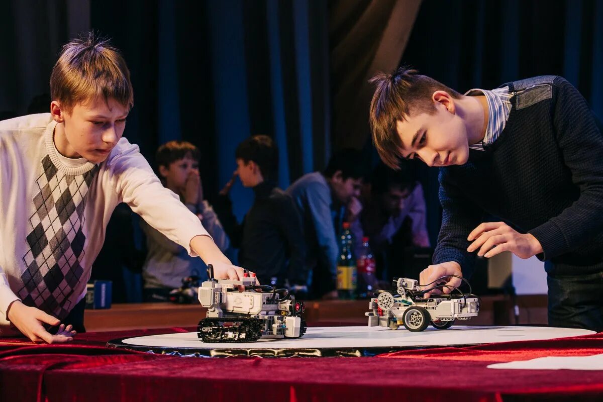 Битва роботов. Битва роботов соревнования. Robot Wars шоу. Битва роботов в России.