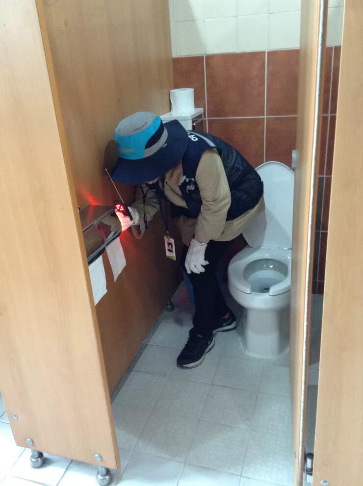 Hidden cam in toilet. Туалет в школе. Видеонаблюдение в туалете. Туалетная камера скрытый. Камера наблюдения в туалете.