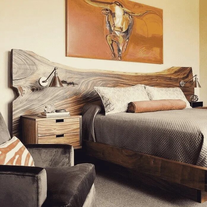 Изголовье кровати из дерева. Изголовье кровати мастер бедрум. Кровать с деревянным изголовьем. Спальня с деревянной кроватью.