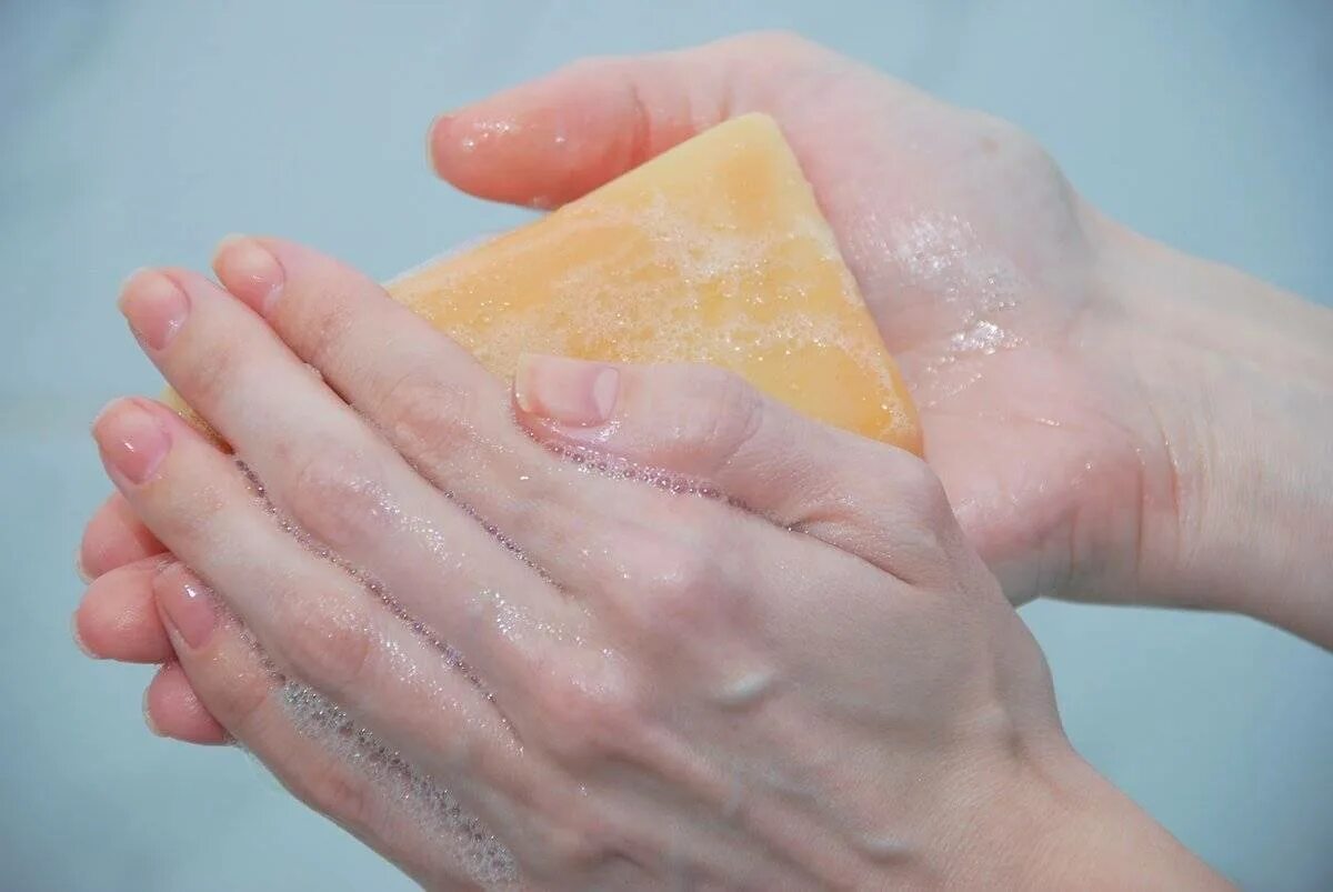 Намыленное мыло. Мыло для рук. Мыльные руки. Умывание хозяйственным мылом. Мыло в быту