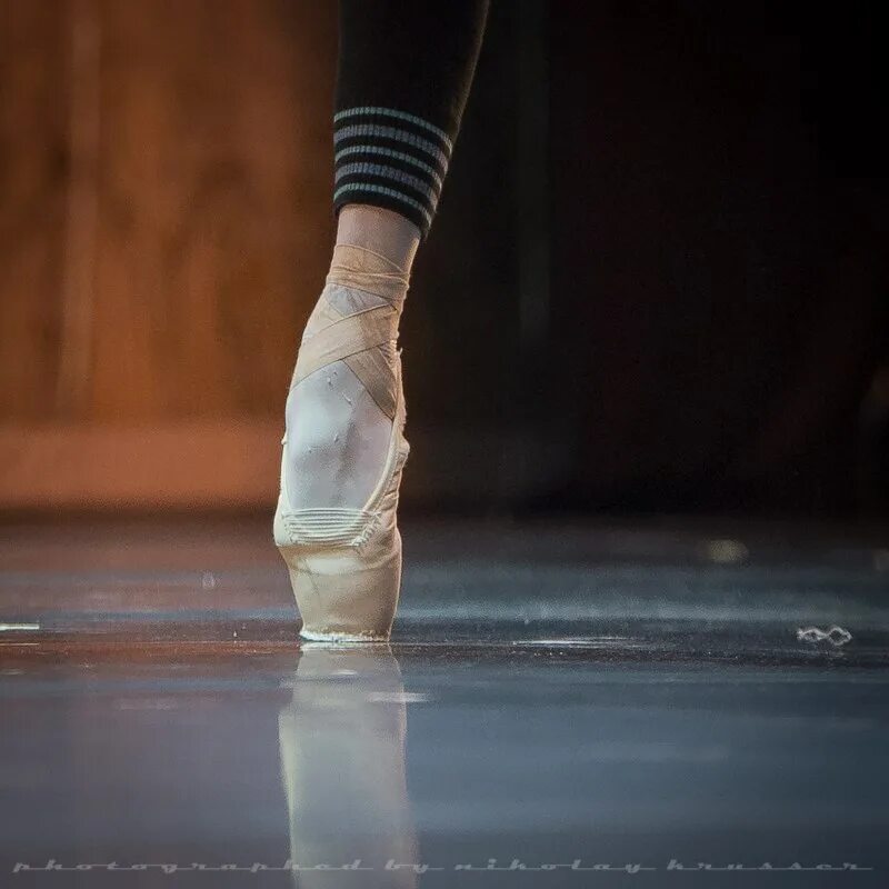 Босая танцовщица. Красивые ножки в танцевальных туфлях. Балетный подъем стопы. Танцующие ноги. Бальные танцы.