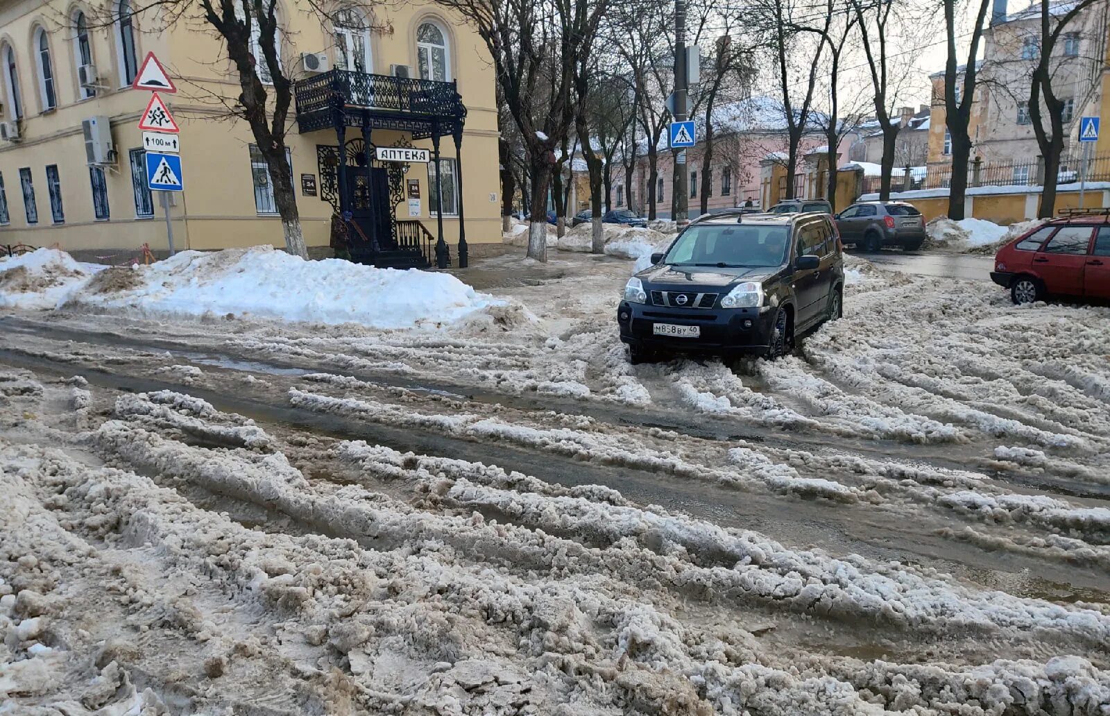 Снег весной на дороге. Тротуар зимой. Снежная каша на дороге и тротуаре. Лужи на тротуаре. Гололед Калуга.