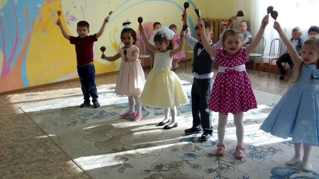 Детский танец для средней группы. Дети танцуют в садике. Весёлый танец для детей в детском саду. Танцы для детей в детском саду. Танец ложкарей в детском саду.